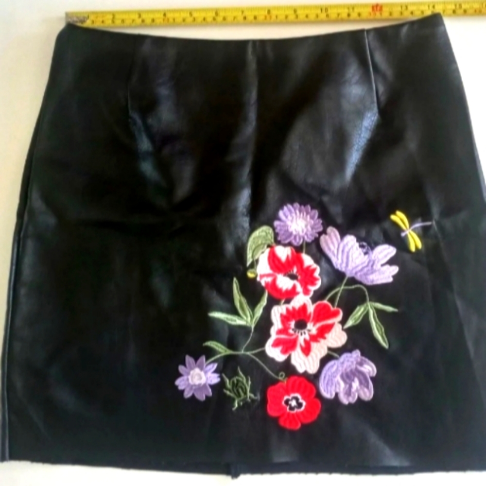 H&M Mini Skirt Faux Leather Size 6